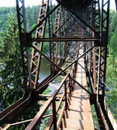 Pohled do ocelov konstrukce mostu.
